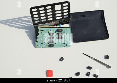 Leuven, Flemish-Brabant, Belgio-1 maggio 2024: Calcolatrice solare vintage, coperchio in plastica nera smontato. Contatti all'interno del touchpad polverizzati. Elettro Foto Stock