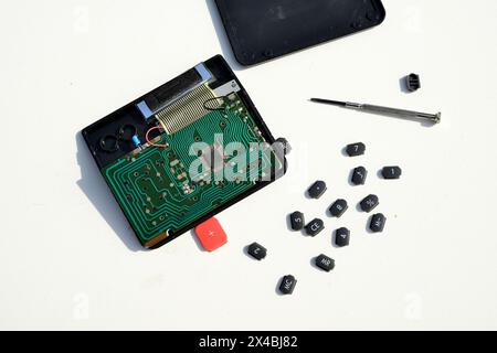 Leuven, Flemish-Brabant, Belgio-1 maggio 2024: Calcolatrice solare vintage, coperchio in plastica nera smontato. Contatti all'interno del touchpad polverizzati. Elettro Foto Stock