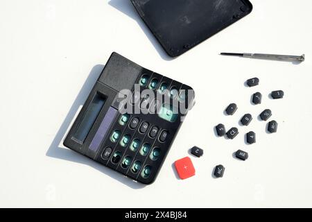Leuven, Flemish-Brabant, Belgio-1 maggio 2024: Calcolatrice solare vintage, coperchio in plastica nera smontato. Contatti all'interno del touchpad polverizzati. Elettro Foto Stock