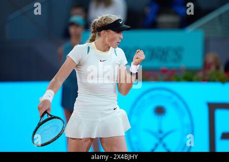 Mirra Andreeva della Russia in azione contro Aryna Sabalenka della Bielorussia durante il mutua Madrid Open 2024, ATP Masters 1000 e WTA 1000, torneo di tennis il 1° maggio 2024 alla Caja Magica di Madrid, Spagna Foto Stock