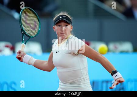 Mirra Andreeva della Russia in azione contro Aryna Sabalenka della Bielorussia durante il mutua Madrid Open 2024, ATP Masters 1000 e WTA 1000, torneo di tennis il 1° maggio 2024 alla Caja Magica di Madrid, Spagna Foto Stock