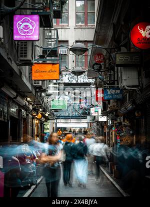 MELBOURNE, AUSTRALIA - 12 APRILE 2024: Centro città pieno di turisti Foto Stock