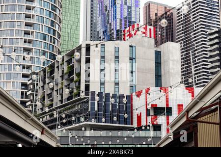 MELBOURNE, AUSTRALIA - 12 APRILE 2024: Grattacieli vicino al Queen Victoria Market Foto Stock