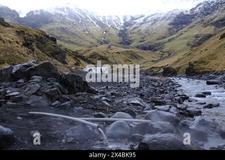 La piscina Seljavallalaug, una piscina riscaldata naturalmente, a circa dieci chilometri a est di Ásólfsskáli Foto Stock