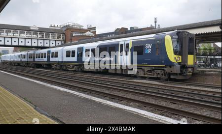 Un treno della South Western Railway attende alla stazione di Eastleigh prima di dirigersi a nord verso London Waterloo. I servizi si svolgono tra Londong e Weymouth, Dorset. Foto Stock