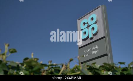 Il cartello fuori da un negozio Co-Op convenince a Peterborough Foto Stock