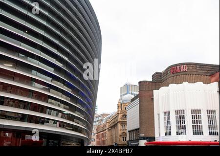 Leicester Inghilterra Regno Unito stili architettonici contrastanti. A sinistra, il teatro della curva. Proprio al centro conferenze Athena, costruito come cinema Odeon negli anni '1930 in stile moderno Art Deco. Foto Stock