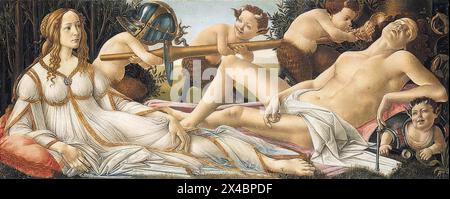 BOTTICELLI, Sandro (B. 1445, Firenze, d. 1510, Firenze) Venere e Marte Tempera del 1480 su legno, 69 x 173,5 cm Galleria Nazionale, Londra questo dipinto deriva dall'arte classica e probabilmente dallo stesso sarcofago romano che avrebbe anche fornito l'ispirazione per il volto del centauro in Pallade e nel Centauro. Il dipinto è stato soggetto a molte interpretazioni diverse. Venere, calma e sicura di sé, guarda il Marte addormentato, mentre i piccoli fauni giocosamente precipitano sulla scena. Tutto questo può essere collegato con temi umanisti: Venere come personificazione dell'amore conquistando M Foto Stock