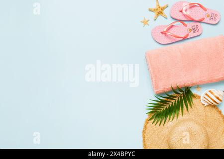 Concetto di viaggio o vacanza con vista dall'alto. Composizione con eleganti accessori da spiaggia su sfondo colorato, vista dall'alto. Piatto alla moda da spiaggia, aperto per l'estate Foto Stock