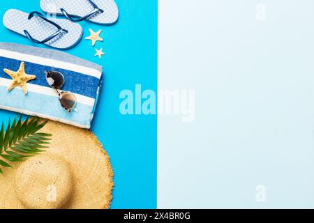 Concetto di viaggio o vacanza con vista dall'alto. Composizione con eleganti accessori da spiaggia su sfondo colorato, vista dall'alto. Piatto alla moda da spiaggia, aperto per l'estate Foto Stock