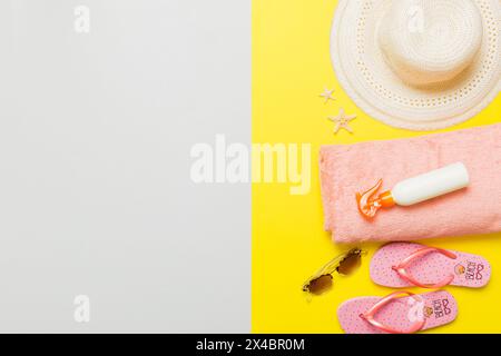 Concetto di viaggio o vacanza con vista dall'alto. Composizione con eleganti accessori da spiaggia su sfondo colorato, vista dall'alto. Piatto alla moda da spiaggia, aperto per l'estate Foto Stock