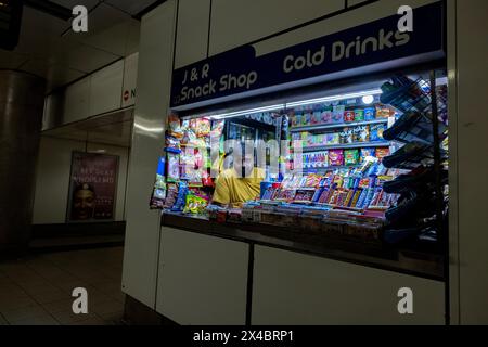 Chiosco di articoli da regalo e souvenir sulla piattaforma di una stazione della metropolitana di Londra sulla rete di trasporti di Londra, Inghilterra, Regno Unito Foto Stock