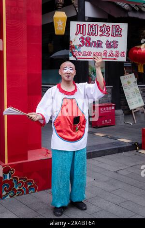Uomo cinese che pubblicizza Sichuan Opera, Chengdu, Cina Foto Stock