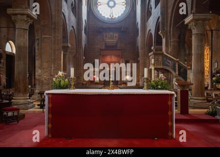 Altare del Duomo di Modena e dietro di esso la nave principale, Italia. Foto Stock