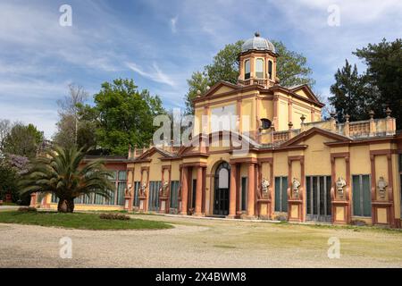 Edificio storico all'interno del Parco Giardino Ducale Estense di Modena, Italia. Foto Stock
