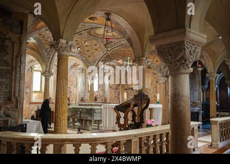 Dettaglio di uno spazio interno della Cattedrale di Modena, Italia Foto Stock