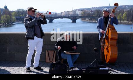 Un'immagine di tre uomini che suonano strumenti musicali per le strade di Praga, Repubblica Ceca, cliccata il 28 marzo 2024 Foto Stock