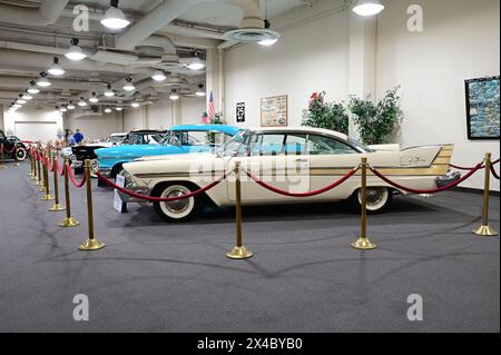 1957 Plymouth Fury dirige una linea di auto americane classiche. Foto Stock