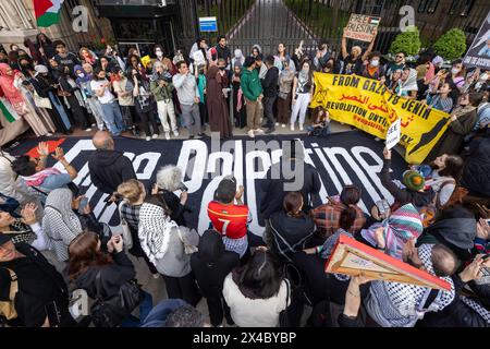 I manifestanti pro-palestinesi manifestano al di fuori dell'accampamento di Columbia, dove studenti e loro alleati si sono barricati all'interno di Hamilton Hall il 30 aprile 2024 a New York. La polizia ha arrestato oltre 200 persone mentre hanno ripulito l'università dei manifestanti ai quali è stato emesso un avviso di scioglimento del loro accampamento dopo che i negoziati non sono riusciti a giungere a una risoluzione. Il presidente dell'Università Minouche Shafik ha chiesto al NYPD di mantenere una presenza nel campus almeno fino al 17 maggio. (Foto di Michael Nigro/Pacific Press) Foto Stock