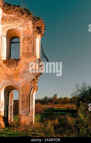Il muro crollato di un antico tempio contro il cielo. Foto di alta qualità Foto Stock