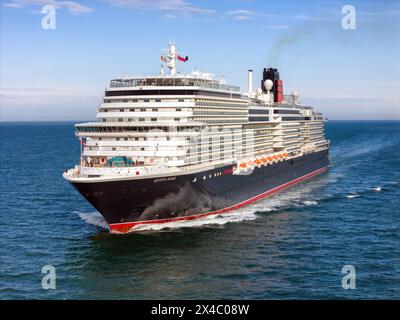 Arrivo nel Regno Unito della Queen Anne, una nave da crociera di classe Pinnacle operata da Cunard Line, parte della Carnival Corporation il 30 aprile 2024. Foto Stock