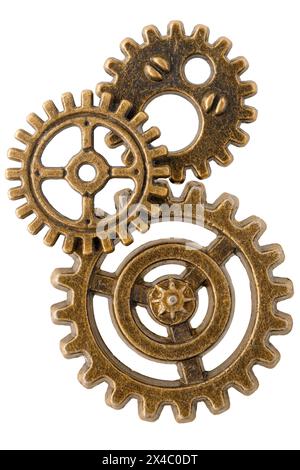 Gruppo di ruote dentate in bronzo invecchiate, disposte come parte di un meccanismo antico, isolate su sfondo bianco. Elemento di design pronto all'uso. Foto Stock