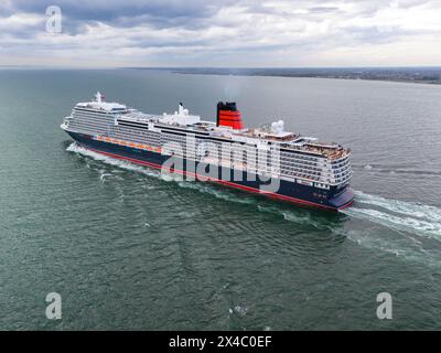 Arrivo nel Regno Unito della Queen Anne, una nave da crociera di classe Pinnacle operata da Cunard Line, parte della Carnival Corporation il 30 aprile 2024. Foto Stock