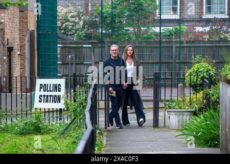 Londra, Inghilterra, Regno Unito. 2 maggio 2024. Il leader laburista KEIR STARMER e sua moglie VICTORIA arrivano al seggio elettorale nel suo collegio elettorale di Holborn and St Pancras, a nord di Londra, per esprimere i loro voti nelle elezioni locali e del sindaco di Londra. (Credit Image: © Tayfun Salci/ZUMA Press Wire) SOLO PER USO EDITORIALE! Non per USO commerciale! Foto Stock