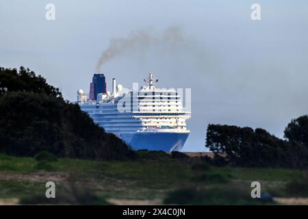 Arrivo nel Regno Unito della Queen Anne, una nave da crociera di classe Pinnacle operata da Cunard Line, parte della Carnival Corporation il 30 aprile 2024. Foto Stock