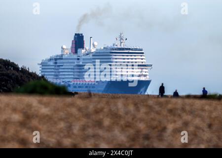 Arrivo nel Regno Unito della Queen Anne, una nave da crociera di classe Pinnacle operata da Cunard Line, parte della Carnival Corporation il 30 aprile 2024. Foto Stock