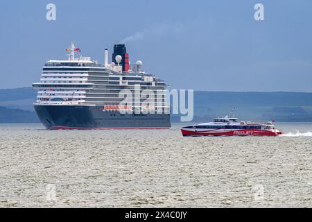 Arrivo nel Regno Unito della Queen Anne, una nave da crociera di classe Pinnacle operata da Cunard Line, parte della Carnival Corporation il 30 aprile 2024. Foto Stock