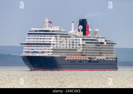 Arrivo nel Regno Unito della Queen Anne, una nave da crociera di classe Pinnacle operata da Cunard Line, parte della Carnival Corporation il 30 aprile 2024. Foto Stock