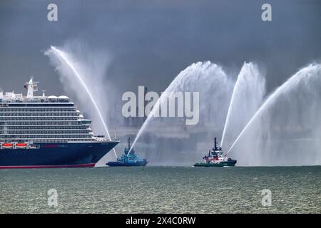 Arrivo nel Regno Unito della Queen Anne, una nave da crociera di classe Pinnacle operata da Cunard Line, parte della Carnival Corporation il 30 aprile 2024. Foto Stock