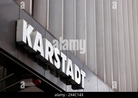 Eine Filiale der Kaufhauskette Galeria Karstadt Kaufhof in der Kölner Innenstadt. Der finanziell angeschlagene Warenhauskonzern Galeria Karstadt Kaufhof schließt 16 posti 92 Filialen - auch die Kölner Standorte sind betroffen. Themenbild, Symbolbild Köln, 30.04.2024 NRW Deutschland *** Una filiale della catena di grandi magazzini Galeria Karstadt Kaufhof nel centro di Colonia il gruppo di grandi magazzini Galeria Karstadt Kaufhof, in difficoltà finanziarie, chiude 16 delle sue 92 filiali - anche le sedi di Colonia sono interessate immagine tematica, immagine simbolica Colonia, 30 04 2024 NRW Germania Copyright: xChris Foto Stock