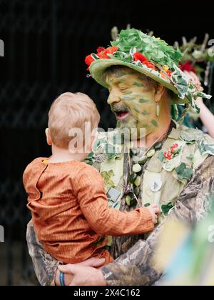 Partecipanti al Jack in the Green May Day English folk festival maggio 2023, Hastings East Sussex Inghilterra Regno Unito Foto Stock