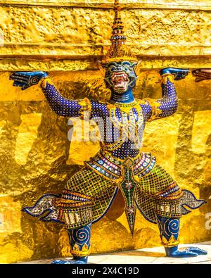 Statua colorata dei guardiani stupa pagoda d'oro, Grand Palace, Bangkok, Thailandia. Palace è stato un complesso di edifici e residenza del re di Thailandia dal 1782 al 1925 Foto Stock