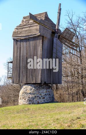 Ucraina, Kiev, Kiev. Pyrohiv, anche Pirogov, un villaggio a sud di Kiev. Ora sede di un Museo all'aperto di architettura Folcloristica e vita dell'Ucraina. Mulino a vento in legno. Foto Stock