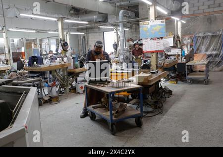 Crest, Francia. 24 aprile 2024. © PHOTOPQR/LE DAUPHINE/Stéphane MARC ; Crest ; 24/04/2024 ; Crest/ Drôme le 24 avril 2024 la fonderie Barthélémy Art va fournir du mobilier pour la cathédrale Notre-Dame de Paris. Photo/ le Dauphiné Libéré/Stéphane Marc Bruchsal, Germania, 17 aprile 2024 rapporto presso il produttore di elicotteri elettrici Volocopter “Flying taxis” a Bruchsal in Germania. Vista della sala in cui viene eseguito il montaggio finale. Crediti: MAXPPP/Alamy Live News Foto Stock