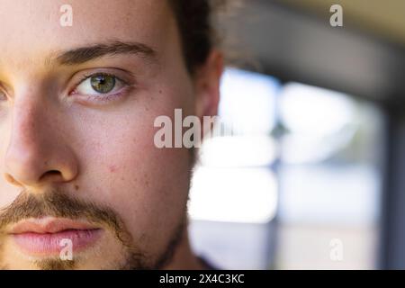 Giovane caucasico con uno sguardo serio in piedi a casa, copia spazio. Capelli corti e corti marroni, con capelli corti e capelli corti, che indossano un casual blu shir Foto Stock