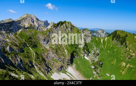 Vista verso il monte Hochplatte, Mt. Vorderscheinberg e una dolina chiamata Kessel. Parco naturale delle Alpi Ammergau (Ammergau Alpen) nelle Alpi calcaree settentrionali dell'alta Baviera, Germania. Foto Stock