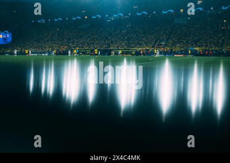 Signal-Iduna-Park, Dortmund, 01.05.2024: Riflesso nello stadio durante la partita Championsleague tra Borussia Dortmund e Paris Saint-Germain. Foto Stock