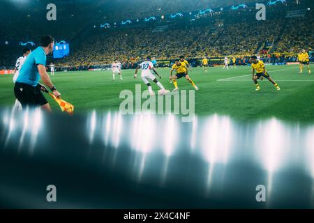 Signal-Iduna-Park, Dortmund, 01.05.2024: Ousmane Dembele di Parigi sfida Emre CAN di Dortmund durante la partita Championsleague Borussia Dortmund V Foto Stock