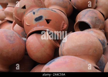 le pentole sono raccolte e disposte in uno schema nello spazio vuoto. Il vasaio lavora su una ruota di ceramica realizzata in argilla dai colori tenui, in stile retrò con tonalità Cl Foto Stock