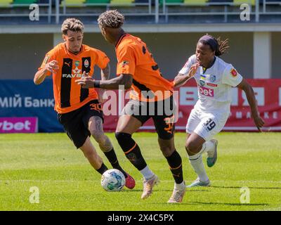Non esclusivo: KIEV, UCRAINA - 1 MAGGIO 2024 - il centrocampista Ziguy Badibanga (R) del FC Chornomorets Odesa è visto in azione con il centrocampista Marlon Gomes ( Foto Stock