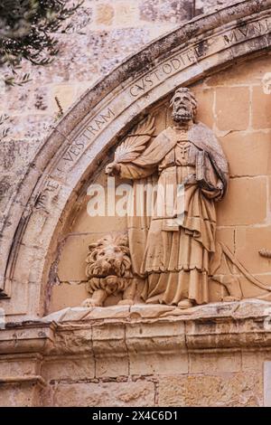 Mdina, Malta. Città vecchia fortificata, Leone di Venezia e Vestram saint con croce e foglia Foto Stock