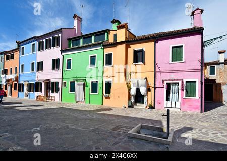 Burano, Italia - 17 aprile 2024: Vista delle case colorate dell'isola nella laguna di Venezia Foto Stock