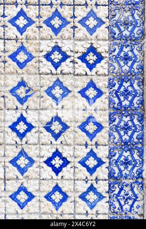 Portogallo, Porto. Tradizionali piastrelle decorative azulejos dipinte a mano su un edificio a Porto. Foto Stock