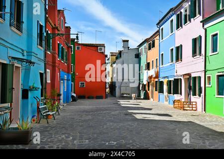 Burano, Italia - 17 aprile 2024: Vista delle case colorate dell'isola nella laguna di Venezia Foto Stock