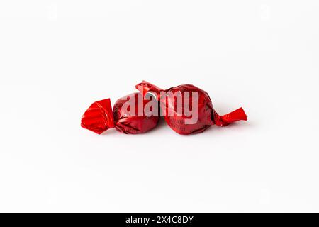 Due dolci di qualità al gusto di fragola nei nuovi involucri di carta riciclabili. Foto Stock