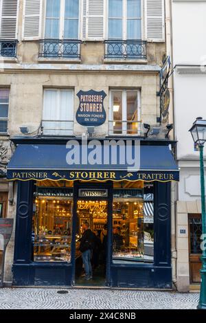 Vista frontale del famoso pâtisserie la Maison Stohrer che offre dolci e salati impreziositi e prodotti da forno per 300 anni, 51 Rue Montorgueil, Parigi. Foto Stock